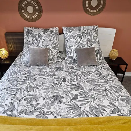 Panzió Le Cardoue, D'hotes Proche Du Puy Dufou